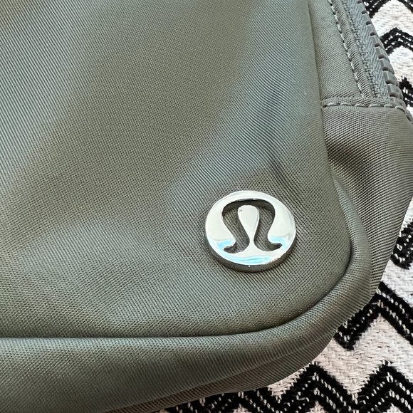 NWT Grey Sage lululemon Everywhere Belt Bag EBB 2L - Picture 6 of 14